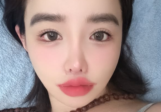 Park Bom Unggah Selfie Terbaru, Netizen Soroti Efek Berlebihan
