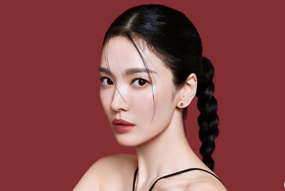 Vogue Korea Geger! Song Hye Kyo Pamer Pesona Abadi, Cantiknya Tak Masuk Akal di Usia 43