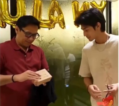 Kocak! Kenzy Kasih Hadiah Tak Terduga untuk Andre Taulany di Ulang Tahun, Netizen: Bakat Lawak Turunan!