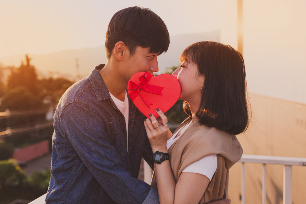 7 Tanda Rahasia Pria Jatuh Cinta Menurut Psikologi, Jangan Sampai Salah Menilai!
