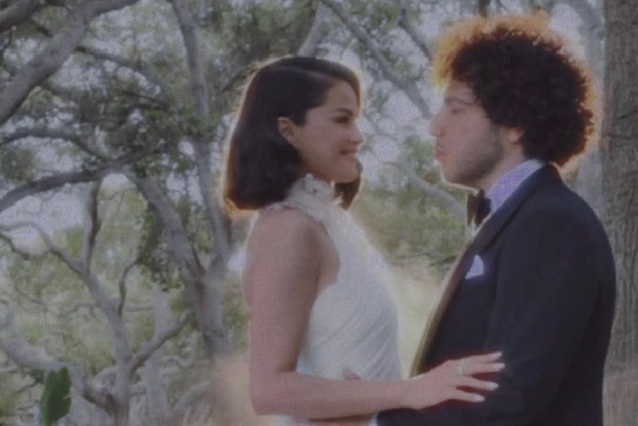 Selena Gomez dan Benny Blanco Sah Jadi Suami Istri, Resepsi Dihadiri Taylor Swift hingga Ed Sheeran