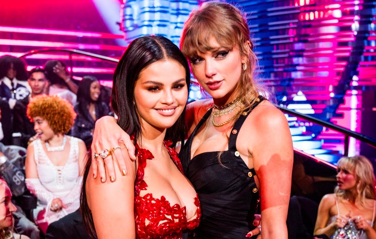 Bestie Abis! Taylor Swift Rela Sewa Rumah Mewah Demi Hadiri Pernikahan Selena Gomez dan Benny Blanco!