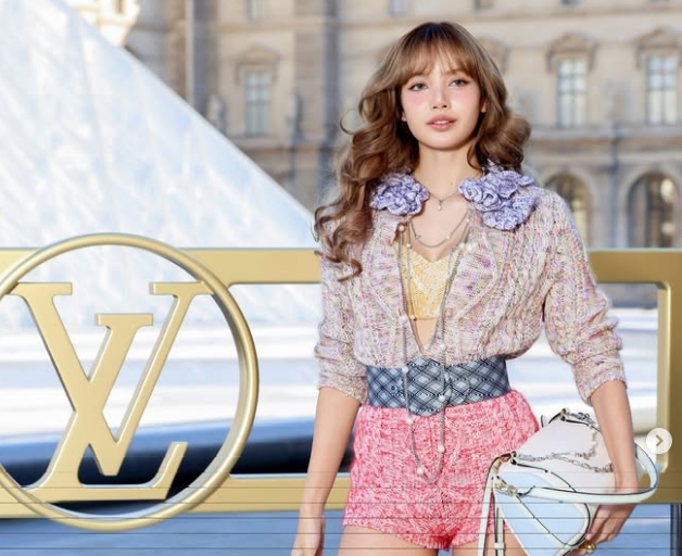 Getty Images Aja Sungkem! Tampilan Lisa BLACKPINK di Acara Paris Fashion Week 2025 Bak Barbie Hidup!