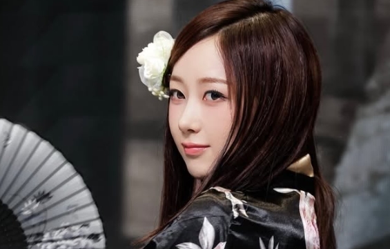 Giselle aespa Pamer Tato Punggung SegedeGaban di Bandara, Fans Auto Histeris!