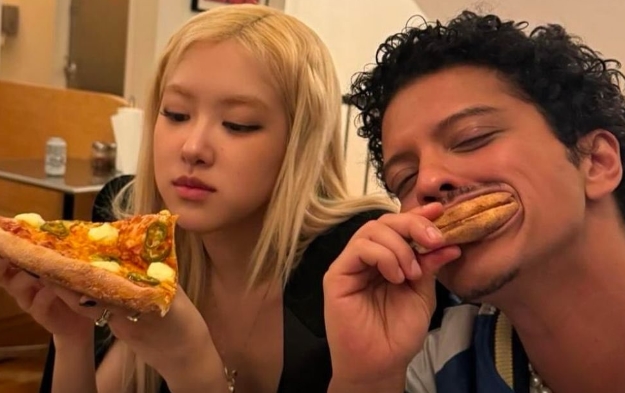APT Sukses Besar! Bruno Mars Angkat Topi untuk Rose BLACKPINK: Dia Ditakdirkan untuk Hal-Hal Hebat!