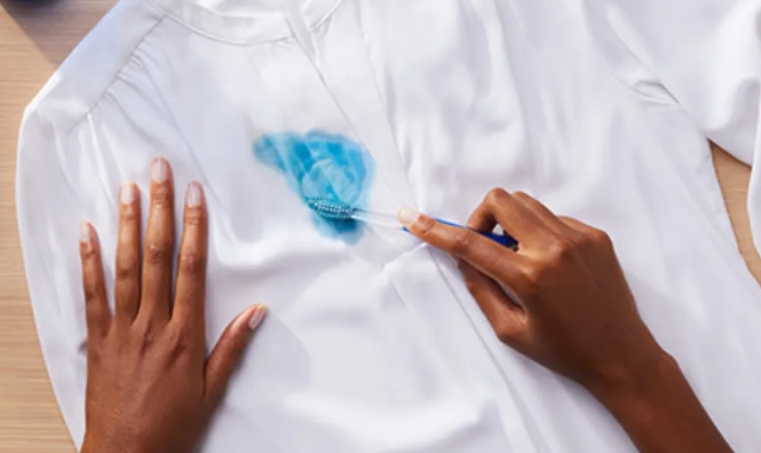 Cara Mudah Menghilangkan Noda Tinta Pulpen pada Baju, Efektif & Ampuh!