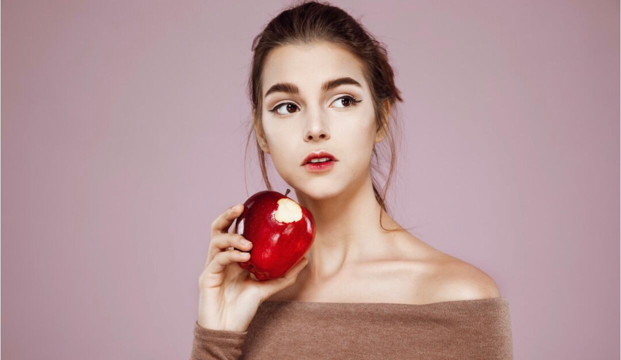 Tren Apple Cheeks Makin Populer, Ini 3 Trik Makeup untuk Tampil Awet Muda