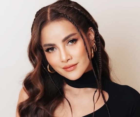 Nyaris Tak Ada Cela! Makeup Super Flawless Skin Olla Ramlan Di usia 45 Tahun Disorot!