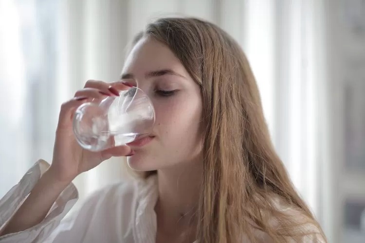 Ajaib! 7 Manfaat Minum Air Garam Sebelum Tidur, Bikin Tidur Nyenyak dan Tubuh Lebih Sehat