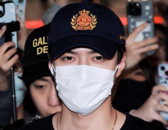 Ribuan Fans Padati Bandara Beijing, Sikap Sehun EXO Tolak Hadiah Fans Auto Trending