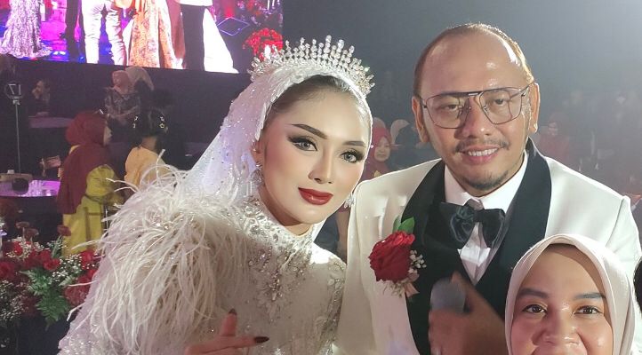 Tiba Pakai Helikopter, Wali Kota Tegal Dedy Yon Kenalkan Istri Barunya di Konser Setia Band