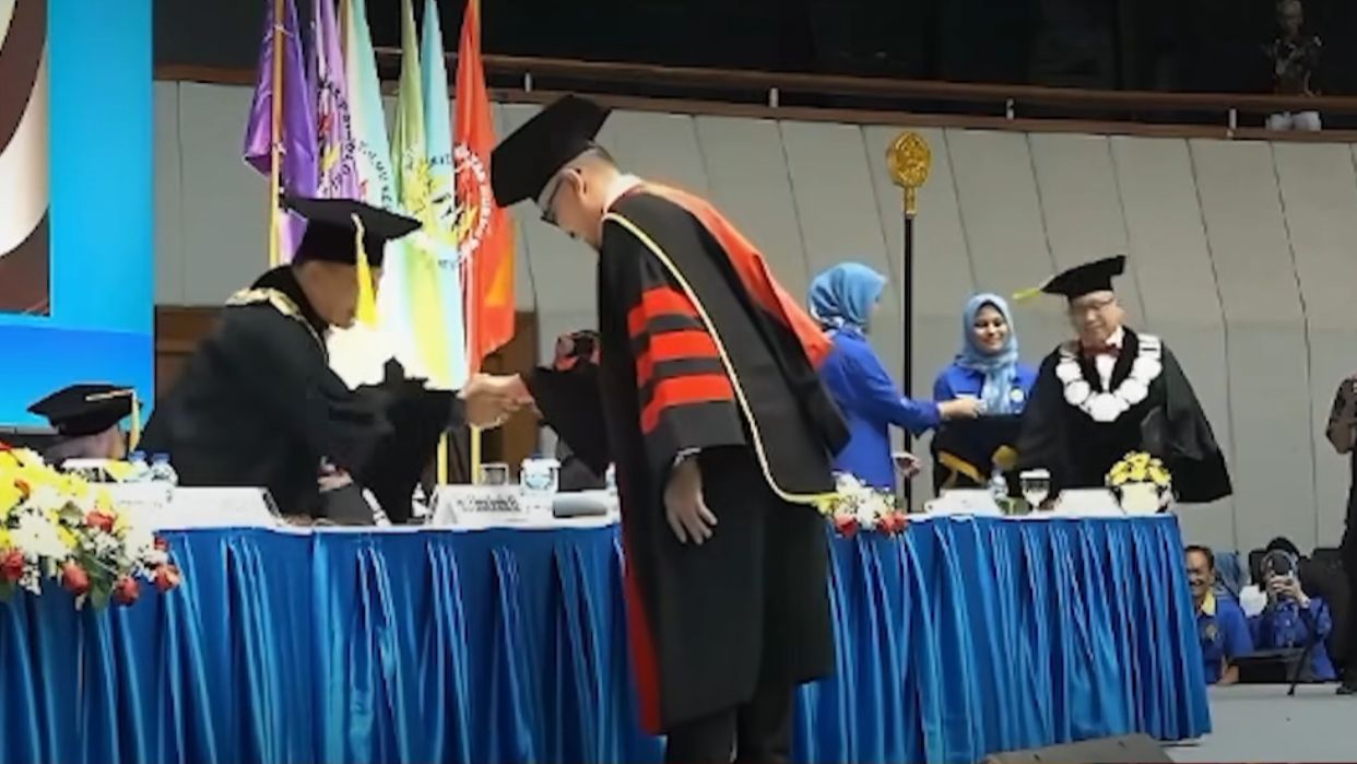 Kembali Muncul di Depan Publik, Ahmad Sahroni Resmi Sandang Gelar Doktor dari Universitas Borobudur