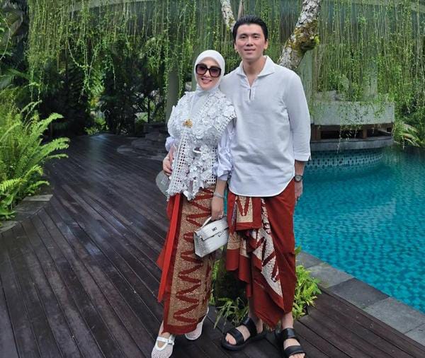 Syahrini Bikin Netizen Melongo, Tampil Anggun dengan Kain Songket dan Tas Hermes Rp1,2 Miliar di Resor Mewah Milik Suami!