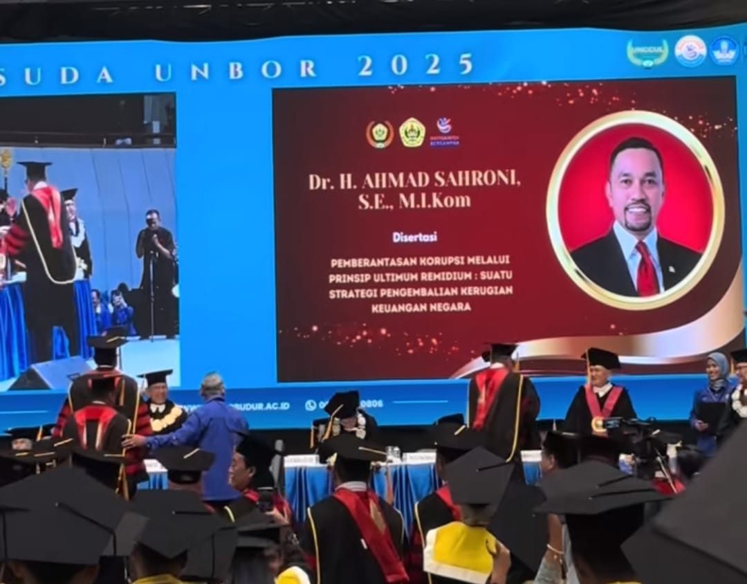 Diam-Diam Wisuda S3! Ahmad Sahroni Muncul Lagi Usai Rumah Dijarah, Judul Disertasi Doktornya Bikin Melongo