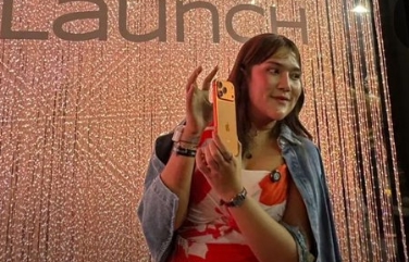 Inilah Sosok Ratna Ayu Kharisma, Rela Datang Jam 3 Pagi Demi Jadi Pembeli Pertama iPhone 17 Pro Max