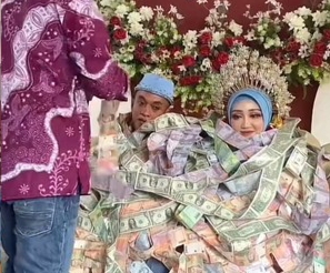 Pernikahan Sultan Madura! Pengantin Dibalut Uang Dolar dan Rupiah, Mahar atau Pajangan Kekayaan?