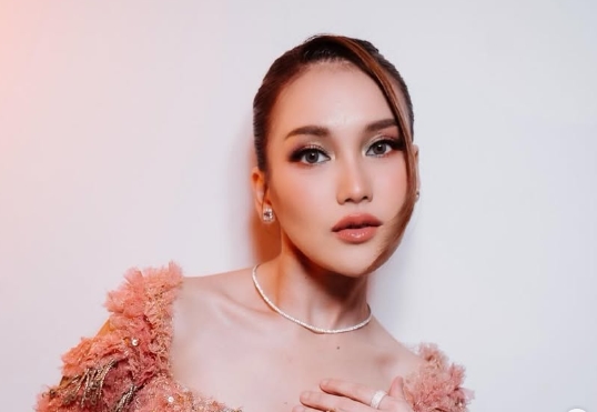 Menangis di Kajian Karena Lelah Tak Dapat Jodoh, Inilah Deretan Kekasih Ayu Ting Ting: Dari Aktor India Hingga Abdi Negara