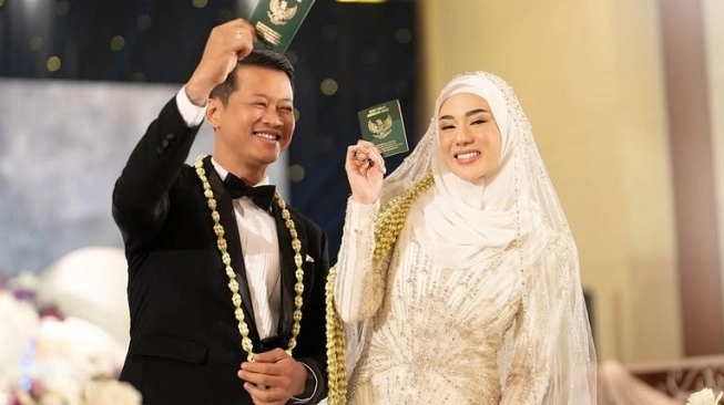 Tak Mau Kalah! Suami Clara Shinta Sindir Soal Selingkuh dan Takdir Allah, Bersyukurlah dengan Satu Pasangan!