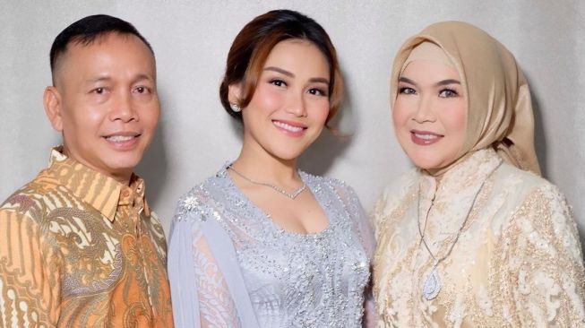 Viral Ayu Ting Ting Disebut Sandwich Generation Usai Umi Kalsum Minta Terus Dibahagiakan