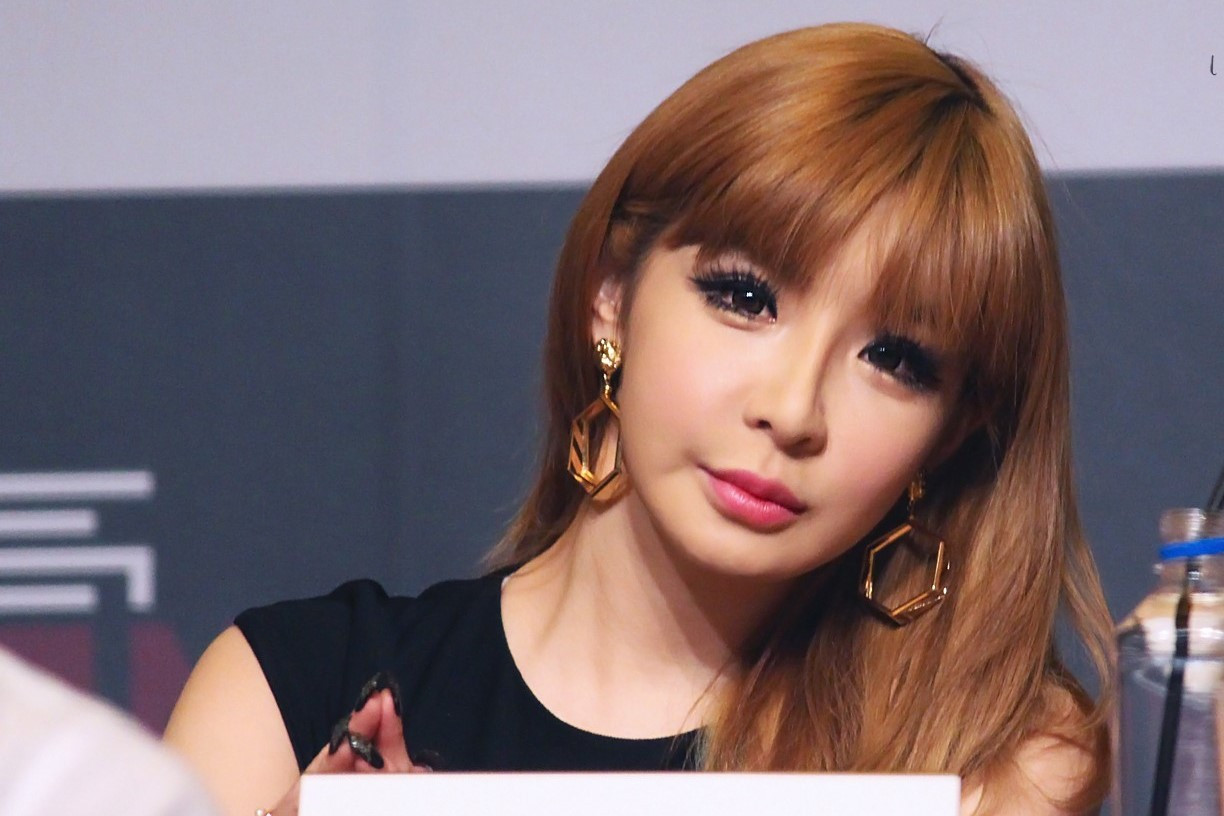 Park Bom Bongkar Isu Tindakan Tak Manusiawi SM Entertainment, Disebut Sampah Hingga Tak Bayar Royalti