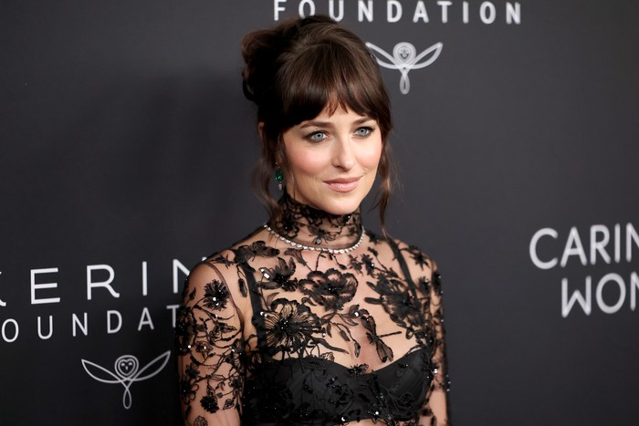 Dakota Johnson Ungkap Standar Aneh Soal Pasangan, Cowok Pakai Sandal Jepit Itu Red Flag