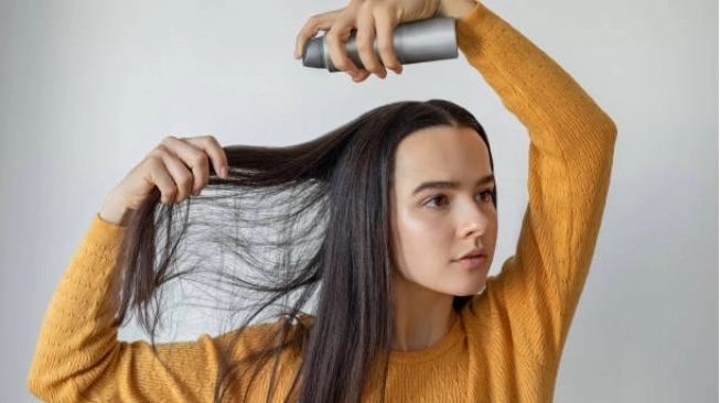 Mengenal Dry Shampoo dan Cara Penggunaannya Untuk Atasai Rambut Lepek