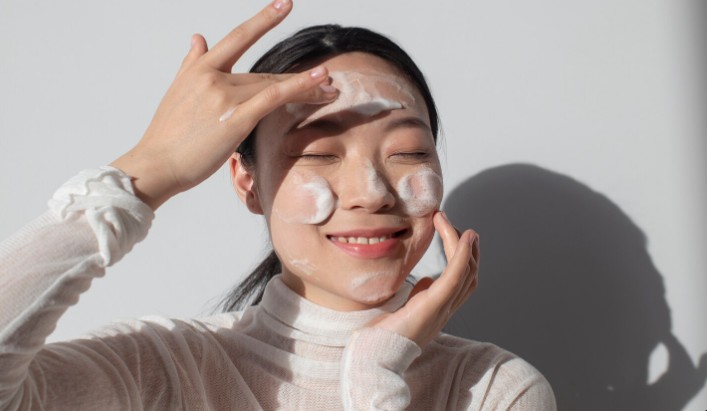 Seberapa Penting Double Cleansing bagi Kecantikan Wajah? Kenali Manfaat dan Varian Produknya Berikut Ini