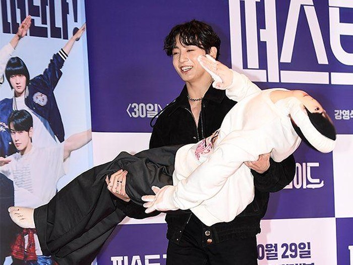 Aksi Kocak Jungkook BTS di Karpet Merah, Gendong Boneka Cha Eun Woo Seukuran Tubuh, Ternyata Ini Cerita Lucunya