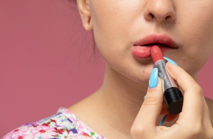 Anti Ribet, Intip Tips Praktik Bikin Lipstik Matte Hanya Dengan Bedak Tabur