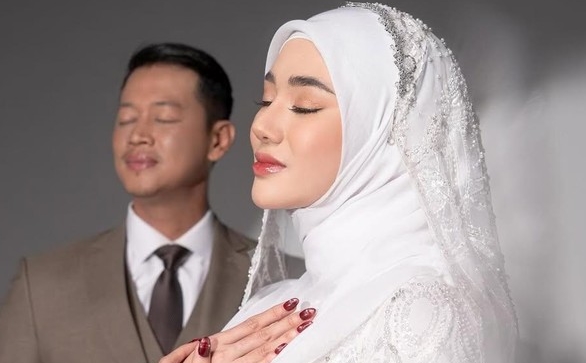 Tak Hanya Izin Makeup, Clara Shinta Kini Minta Ridho Suami Untuk Naik Eskalator 