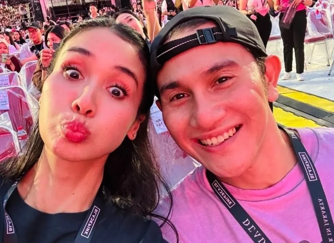 Tetap Mesra di Tengah Badai Cerai Artis 2025, Marsha Timothy dan Vino G. Bastian Tampil Kompak Nonton BLACKPINK Bareng Anak