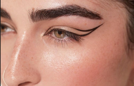 Tanpa Ribet! Tips Rapi Membuat Cat Eye Eyeliner untuk Pemula