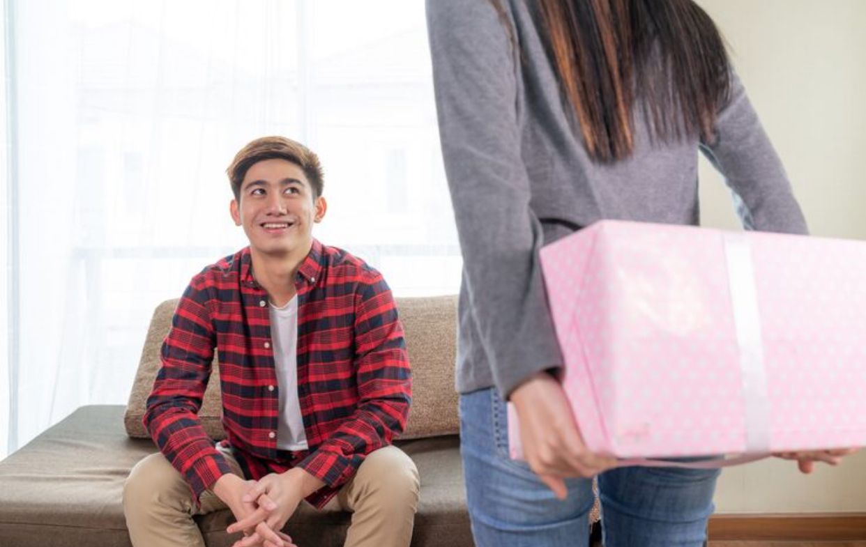 Tradisi Tukar Kado Akhir Tahun, Ini Rekomendasi Hadiah Unisex di Bawah 100 Ribuan