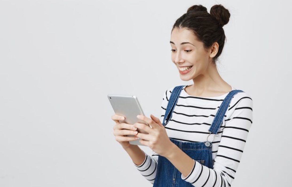 Hati-Hati! Cahaya Ponsel dan Laptop Bisa Mempercepat Penuaan Kulit