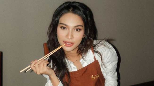 Selain Banyak Kontroversi, Sikap Cengengesan Azizah Salsha Saat Jadi Model JFW 2026 Disorot
