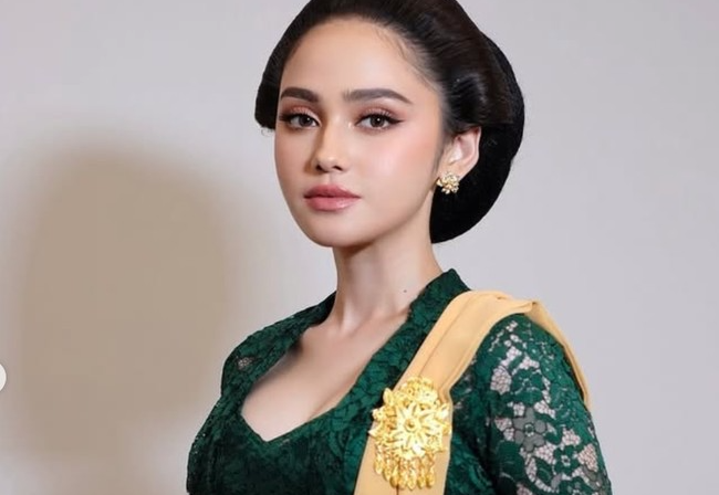 Pesona Syifa Hadju Bikin Melongo, Tampil Bak Putri Keraton Jawa dengan Sanggul dan Kebaya