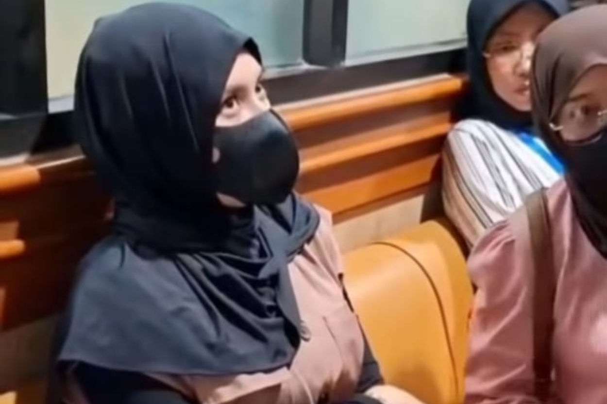 Anggun Berhijab di Sidang Cerai, Angbeen Rishi Hanya Minta Doa Terbaik untuk Perceraiannya dengan Adly Fairuz