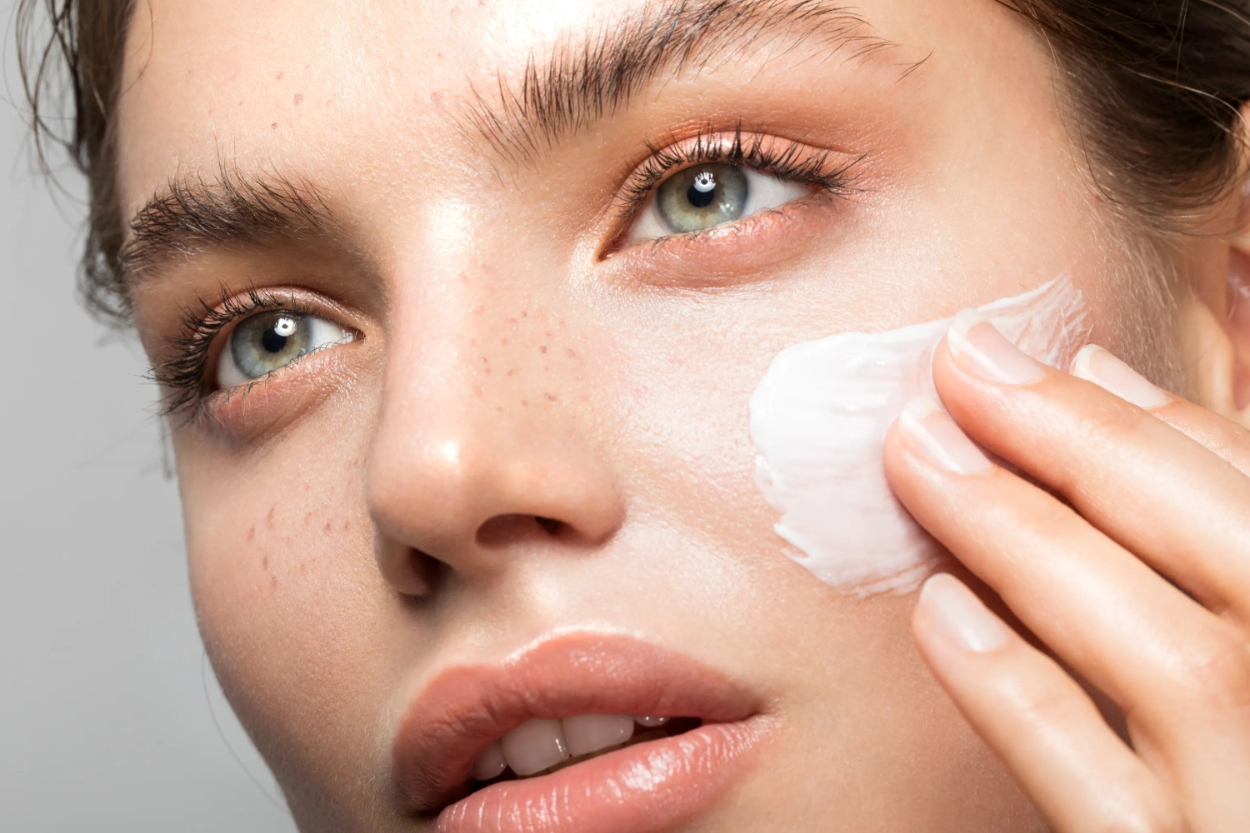 Bye Flek Hitam! Ini 7 Skincare Terbaik untuk Usia 30-an ke Atas yang Bikin Wajah Cerah Glowing