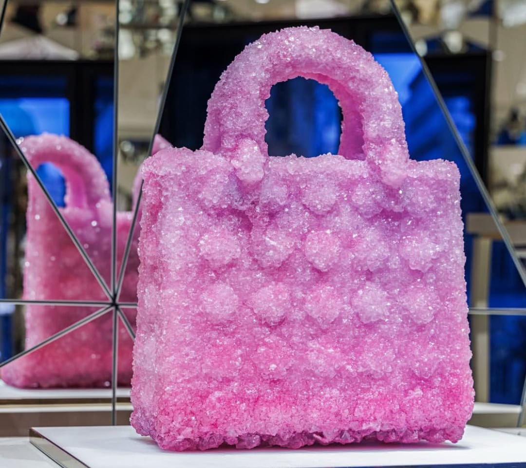 Lady Dior Hidup! Seniman Belgia Ciptakan Tas yang Tumbuh dari Kristal Alami