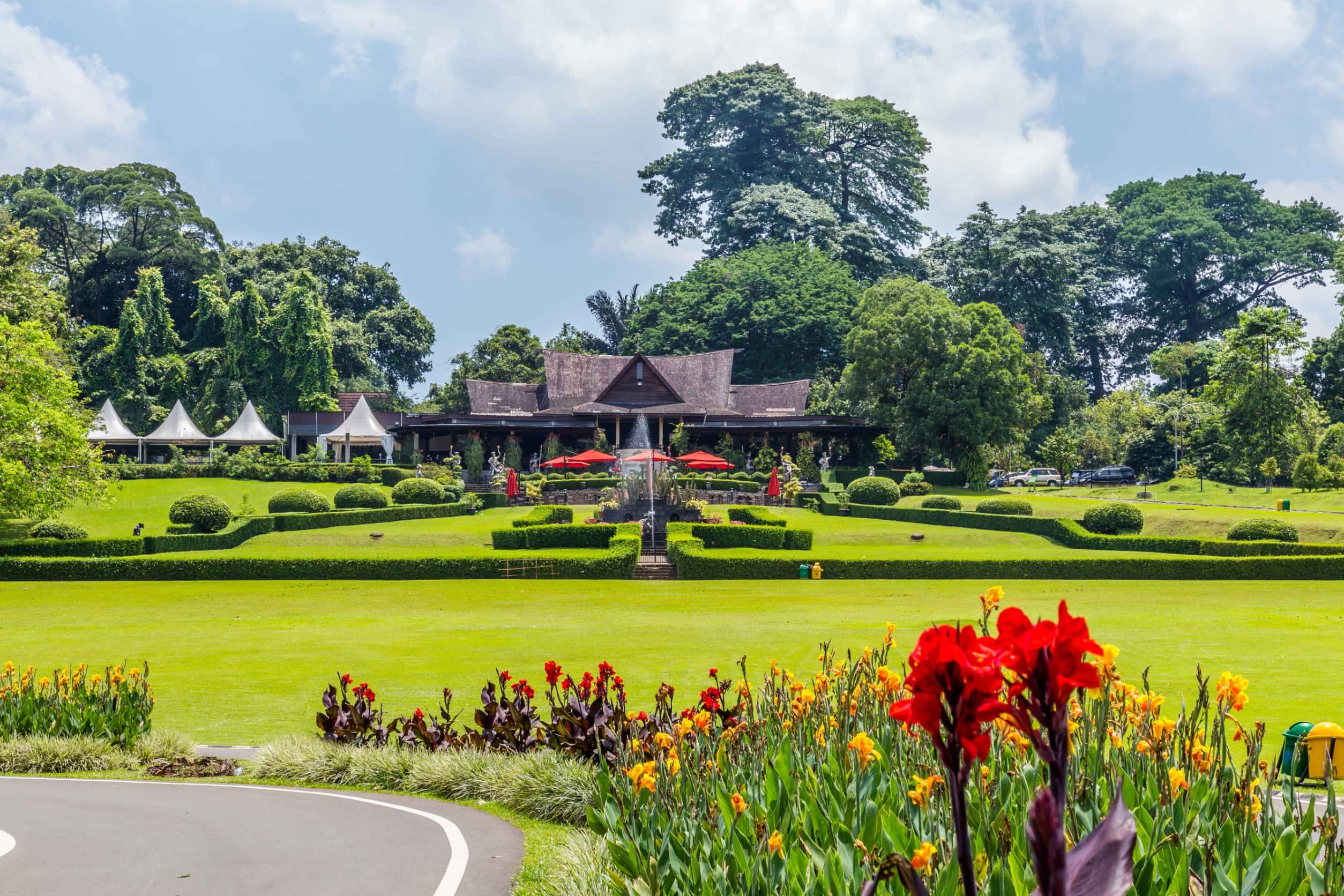 15 Tempat Wisata Bogor Paling Populer dan Murah, dari Curug Estetik Sampai Glamping Hemat!