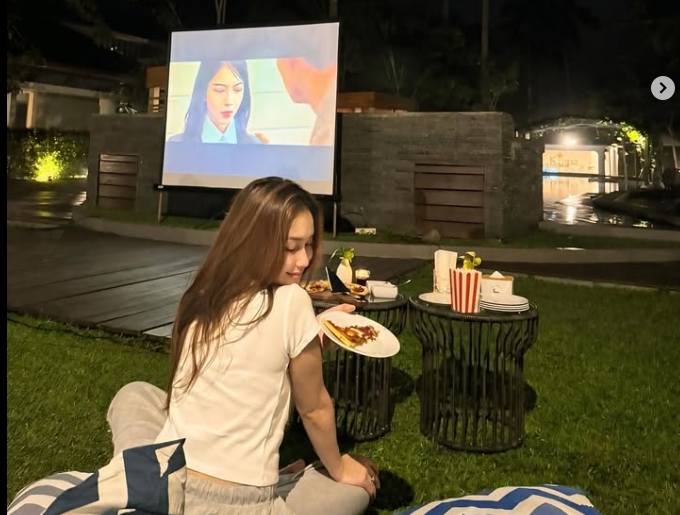 Uniknya Me Time Ala Ayu Ting Ting, Nonton Drakor Pakai Layar Tancep di Halaman Rumah Hingga Dikomentari Ivan Gunawan