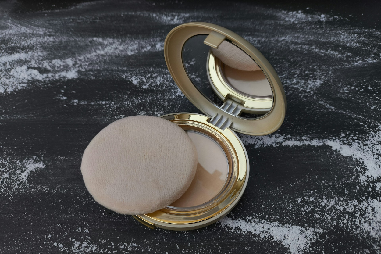 5 Rekomendasi Compact Powder Lokal Terbaik 2025: Ada Rose All Day Hingga Buttonscarves