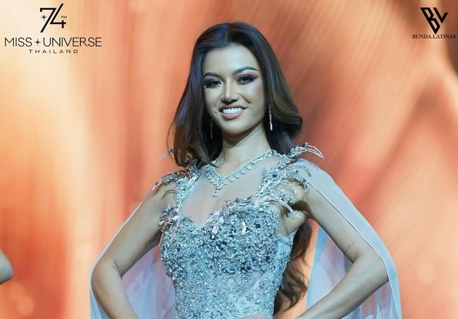 Sanly Liu Bikin Panggung Preliminary Miss Universe 2025 Terpesona, Gaun Malam Bak Berlian Hidup Bikin Dunia Terpukau