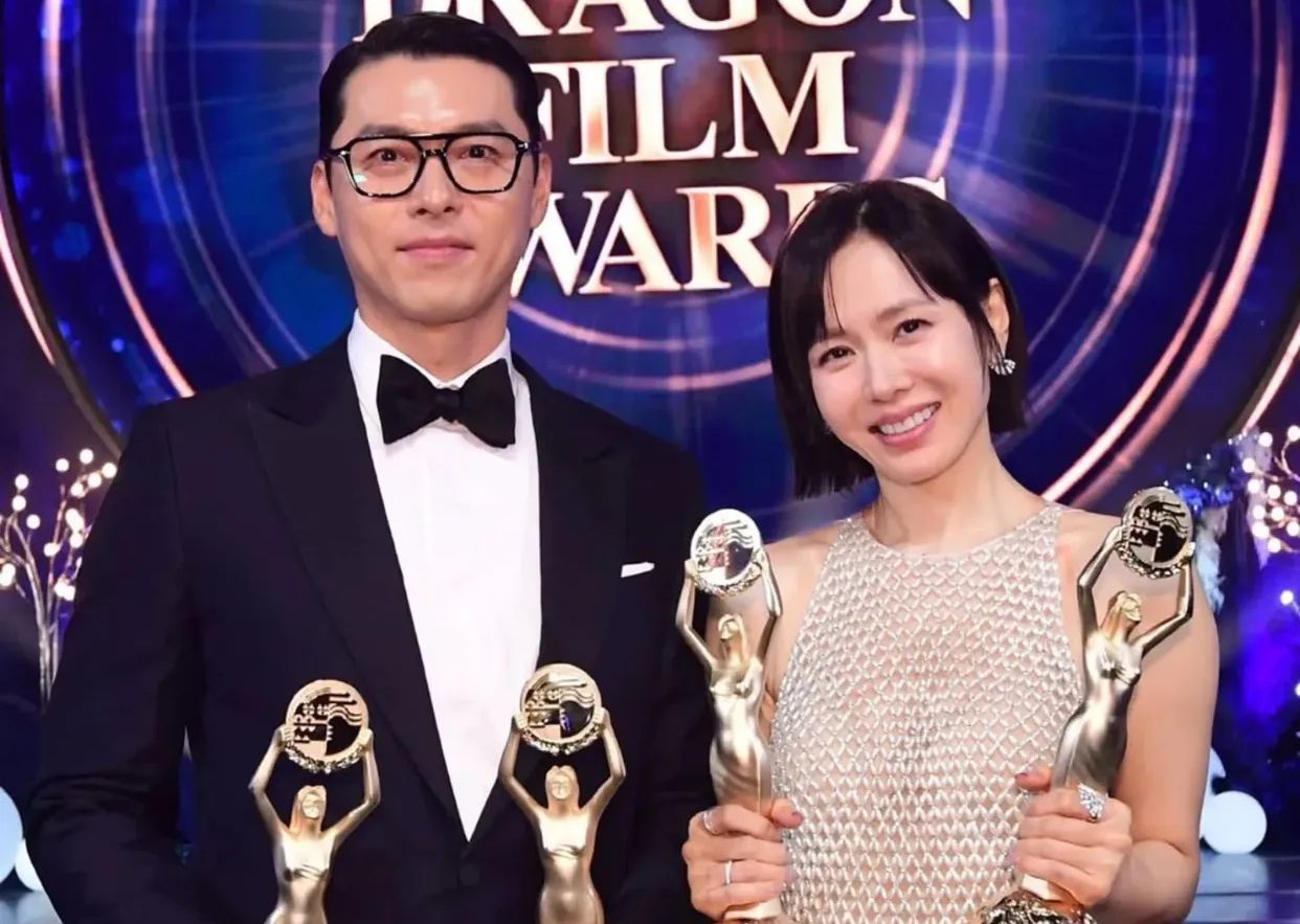 Paduan Jas Hitam dan Gaun Sheer, Gaya Serasi Hyun Bin dan Son Ye Jin di Blue Dragon Awards 2025