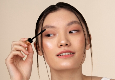 Tanpa Mencukur! Tips Merapihkan Alis Minim Trauma, Salah Satunya dengan Concealer