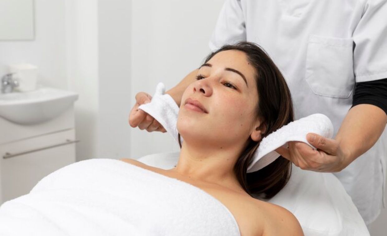 Treatment vs Skincare: Mana yang Paling Efektif untuk Bikin Kulit Glowing?