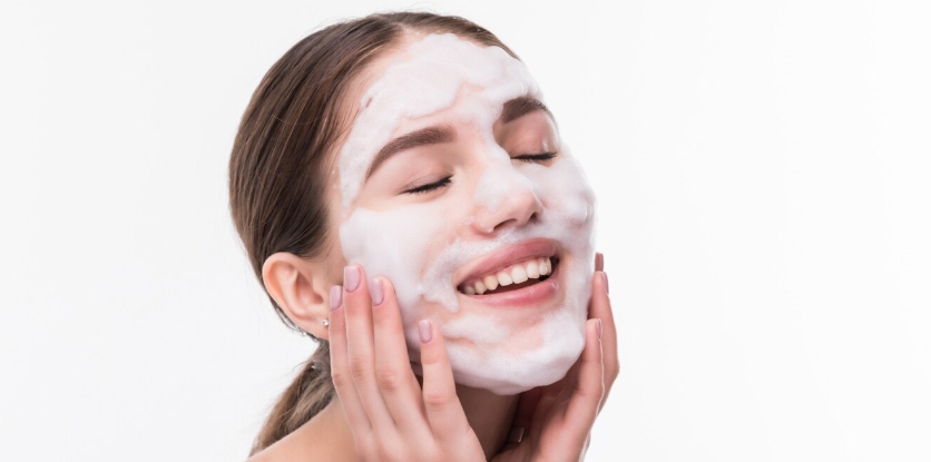 Perbedaan Facial Foam dan Facial Wash: Tekstur, Fungsi, dan Kesesuaian Jenis Kulit