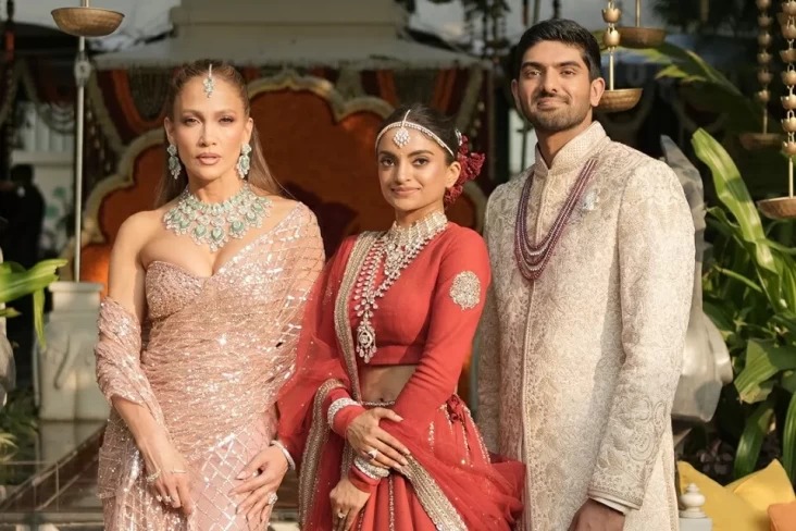 Jennifer Lopez Dibayar Rp33 Miliar, Tampil Seksi di Pernikahan Crazy Rich India