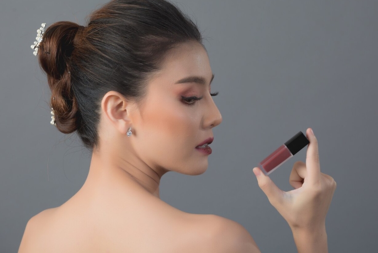 Beauty Hack Hemat Budget: Manfaatkan Lipstik Sebagai Blush On dan Eyeshadow