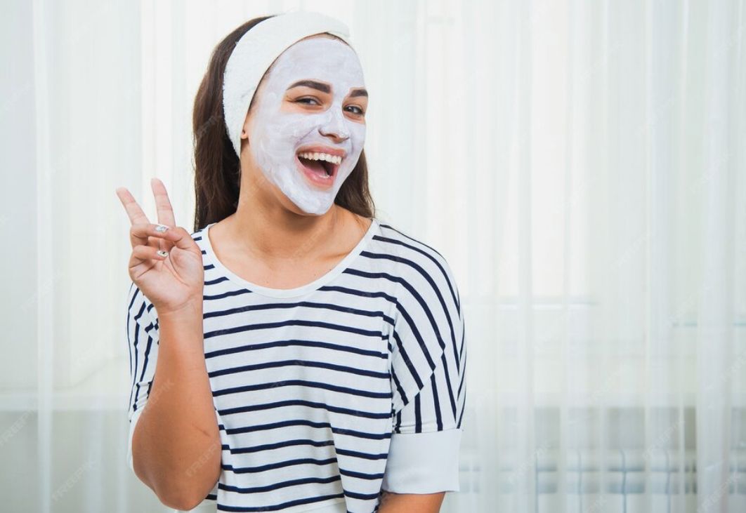 Tren Masker Wajah Pakai Darah Haid, Benarkah Ampuh atau Justru Berbahaya?